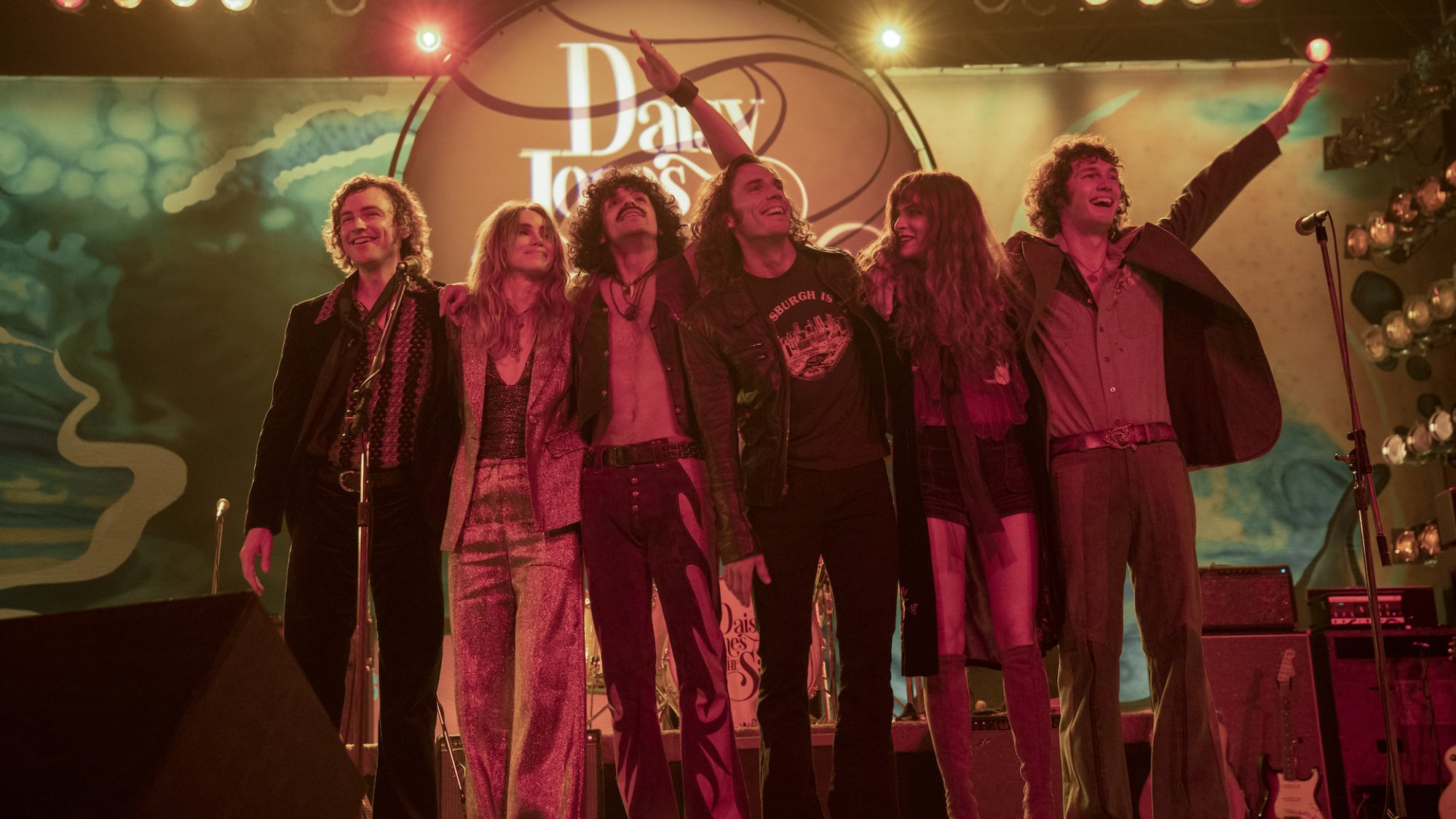 Un groupe de six personnes salue à la fin de leur spectacle dans les années 1970.