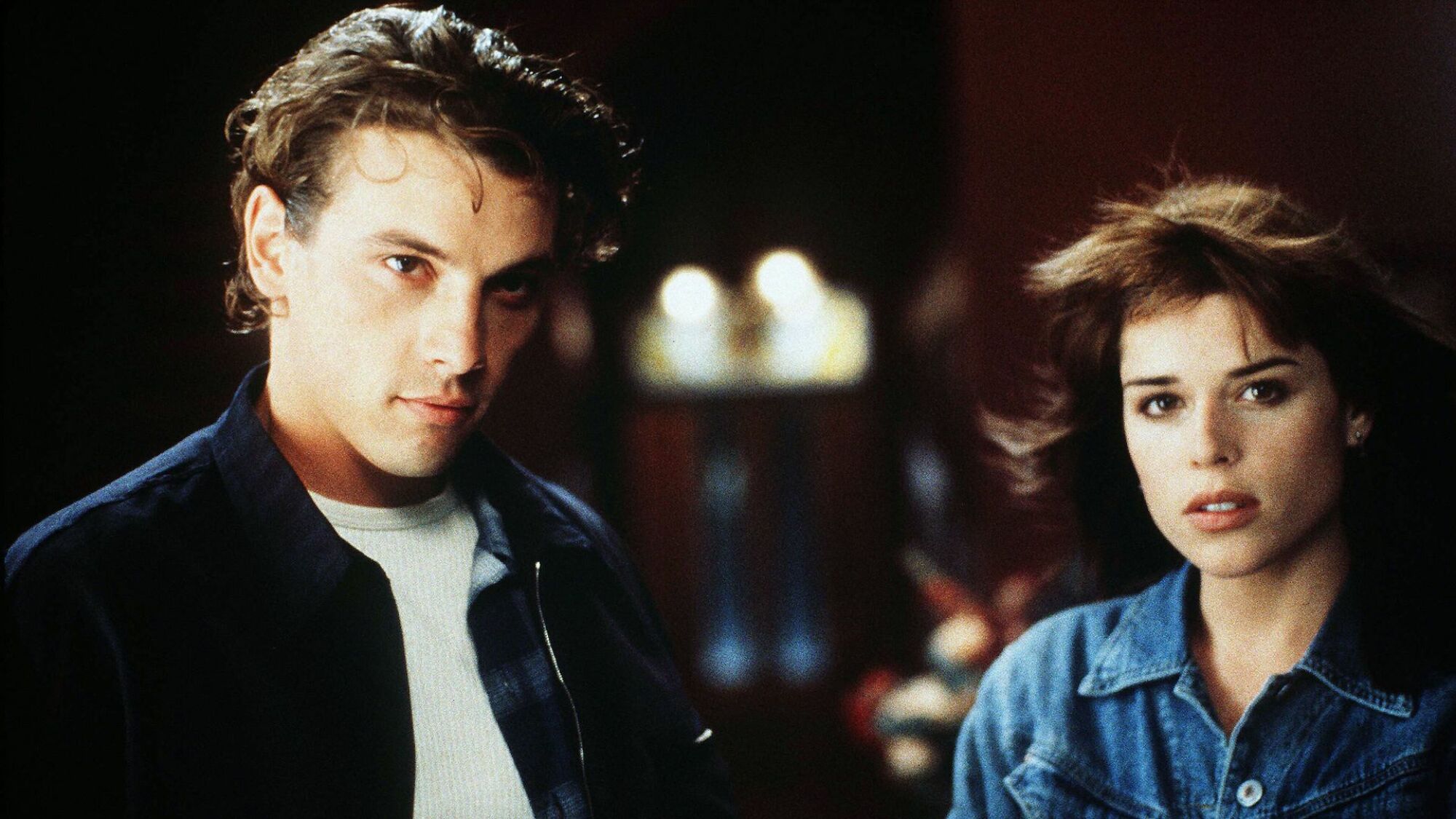 Deux jeunes acteurs dans le film des années 90 "Scream représente un coup de presse, tous deux portant des chemises boutonnées.