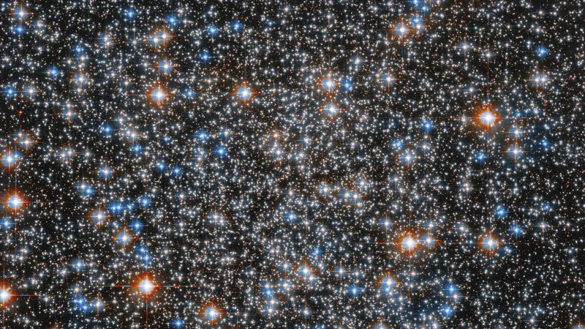 Hubble étourdit avec une nouvelle image d'amas d'étoiles scintillantes
