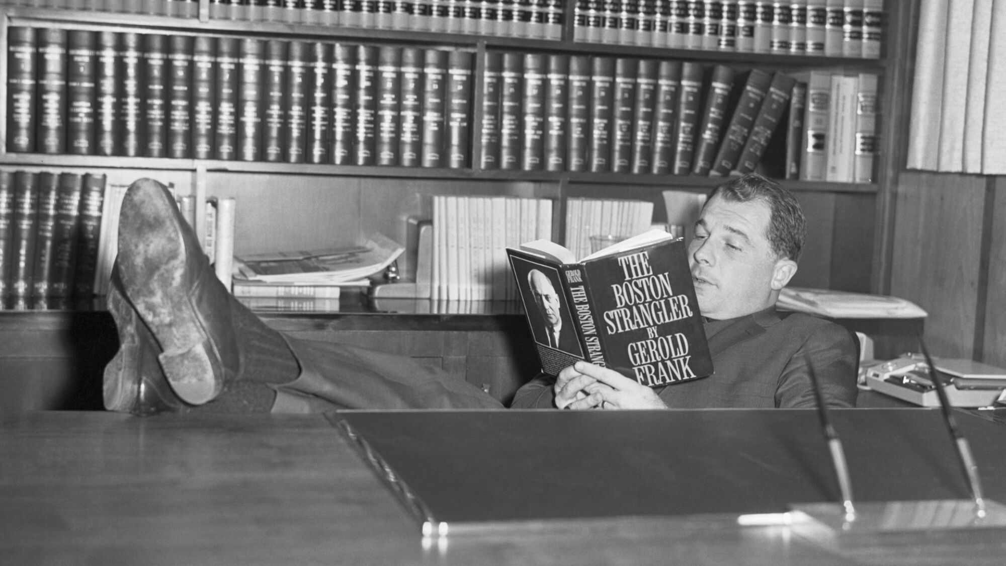 L'un des avocats de la défense les plus médiatisés d'aujourd'hui, F. Lee Bailey, se détend dans sa bibliothèque personnelle avec un livre sur l'un de ses clients, qui est actuellement dans un établissement psychiatrique.