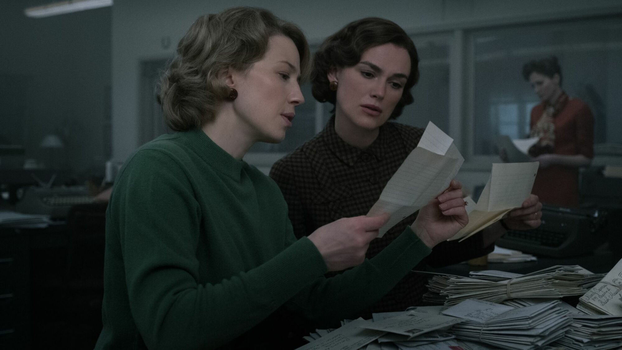 Keira Knightley et Carrie Coon dans le rôle de Loretta McLaughlin et Jean Cole dans Hulu's "L'étrangleur de Boston."