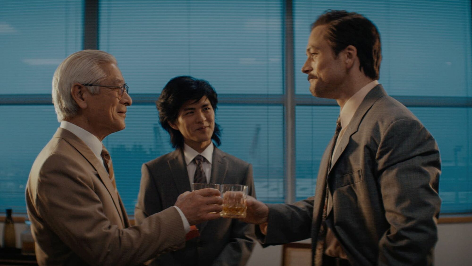Trois hommes d'affaires portent un toast avec de l'alcool