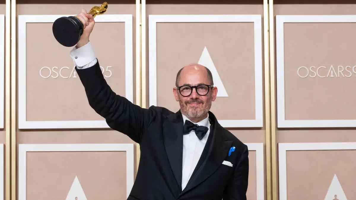Les rubans bleus sont l'accessoire des Oscars de cette année, en soutien à la crise mondiale des réfugiés