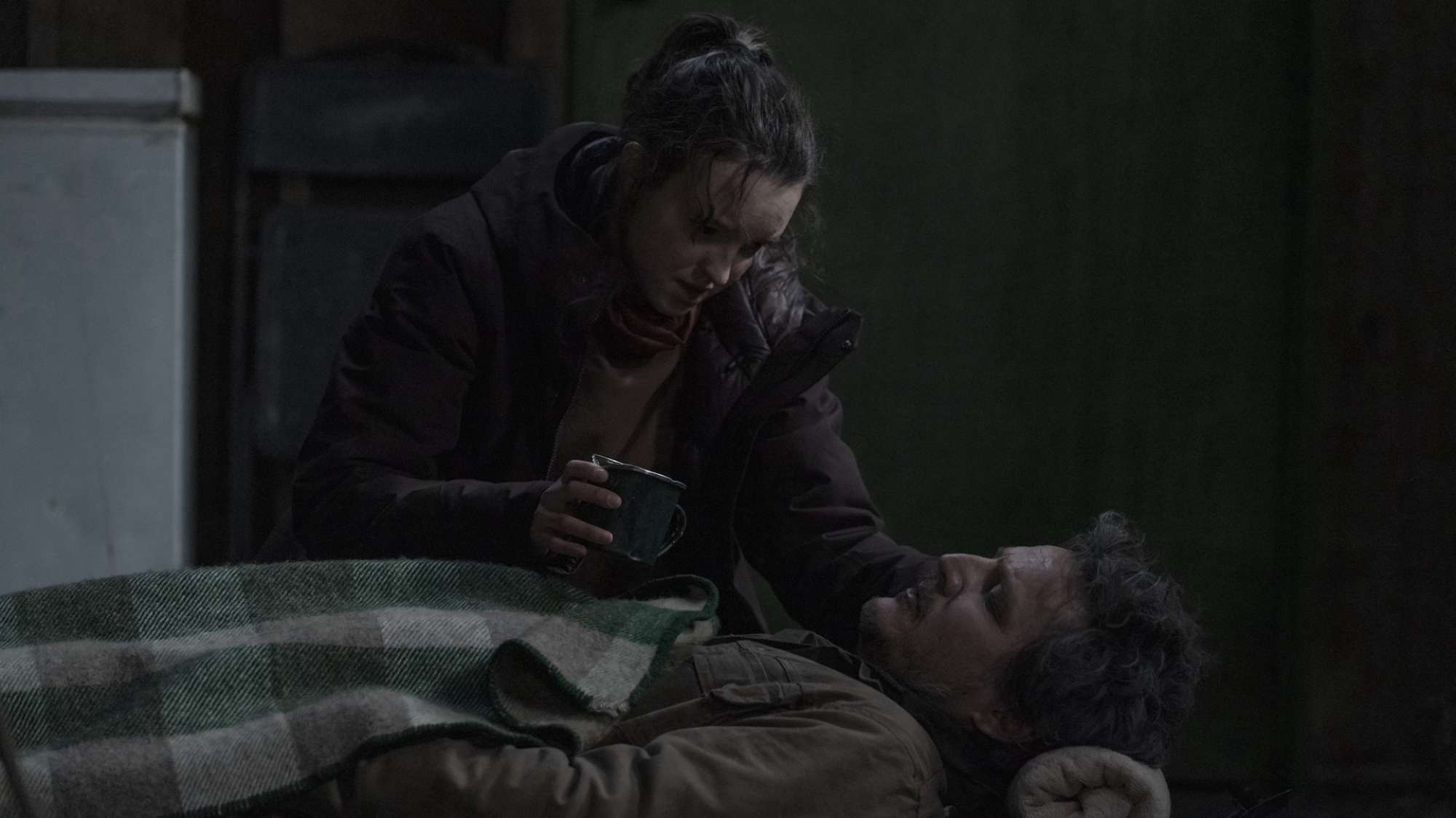 Une adolescente soigne un homme blessé dans une maison abandonnée.