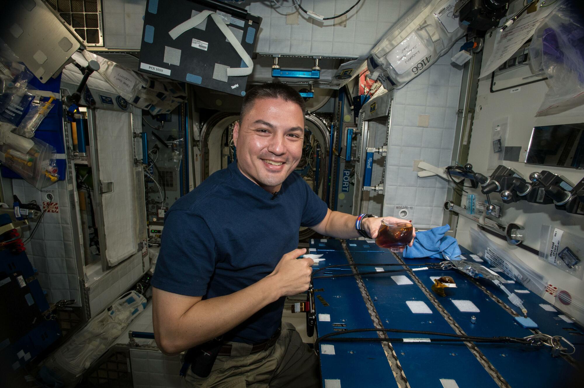 Astronaute utilisant une tasse spatiale