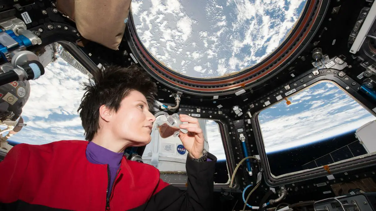 La tazza spaziale fantascientifica della NASA contiene una bevanda a gravità zero