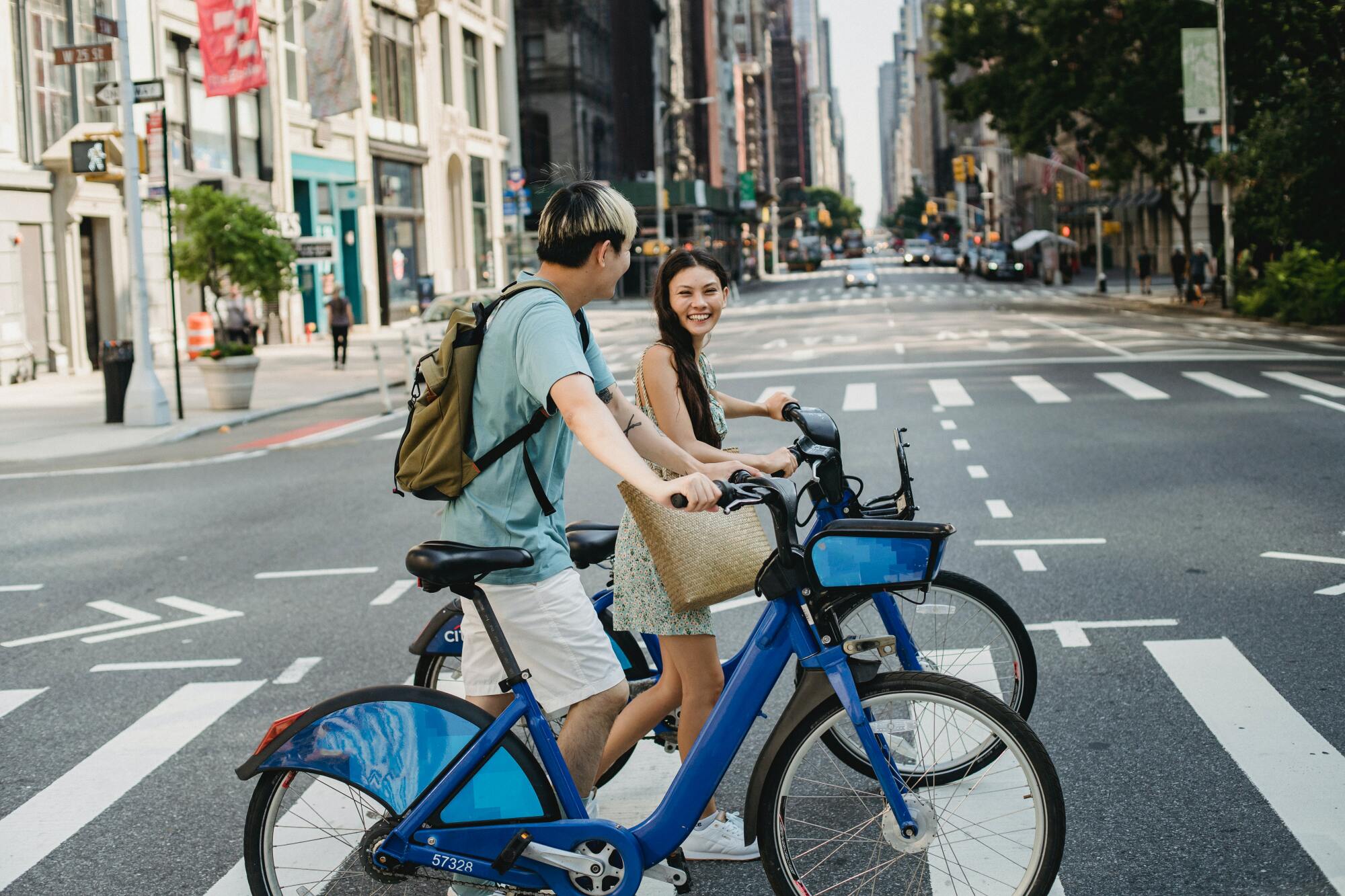 couple marchant à vélo dans la ville