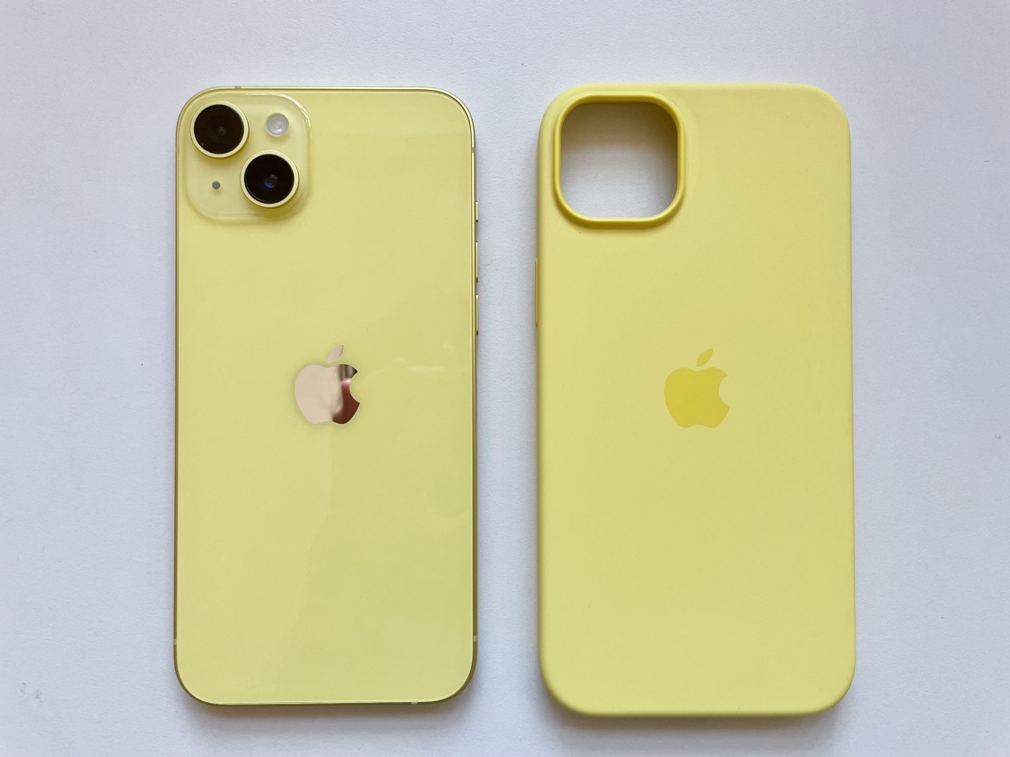 iPhone 14 Plus en jaune à côté d'un nouvel étui de téléphone jaune