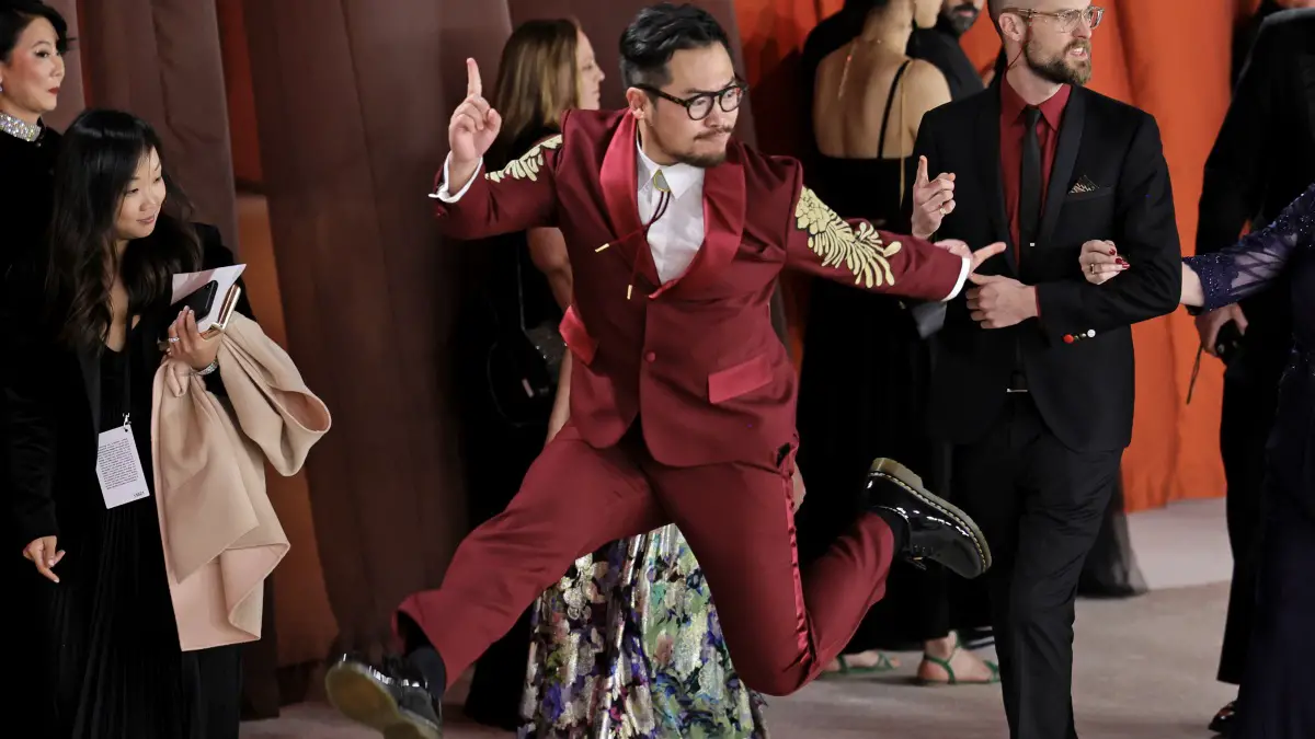 Le look des Oscars du réalisateur Daniel Kwan rend hommage à "Everything Everywhere All at Once"