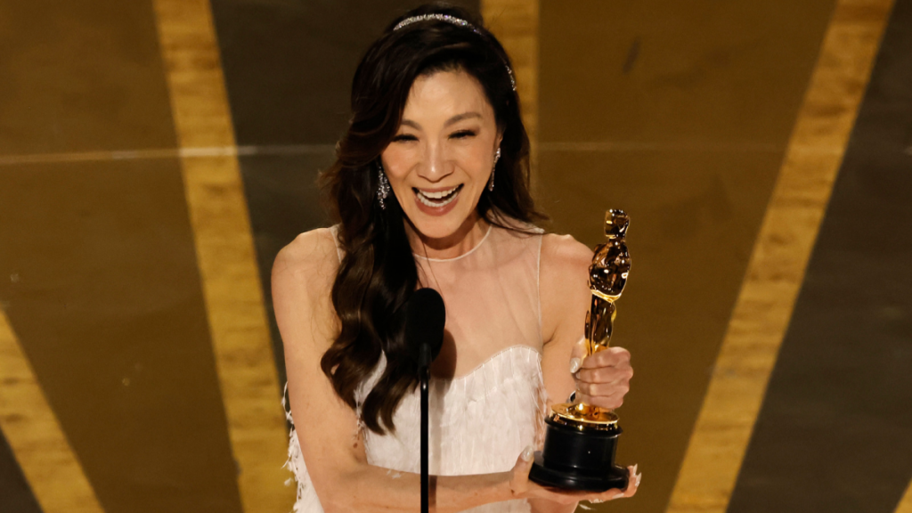 Michelle Yeoh entre dans l'histoire avec l'Oscar de la meilleure ...