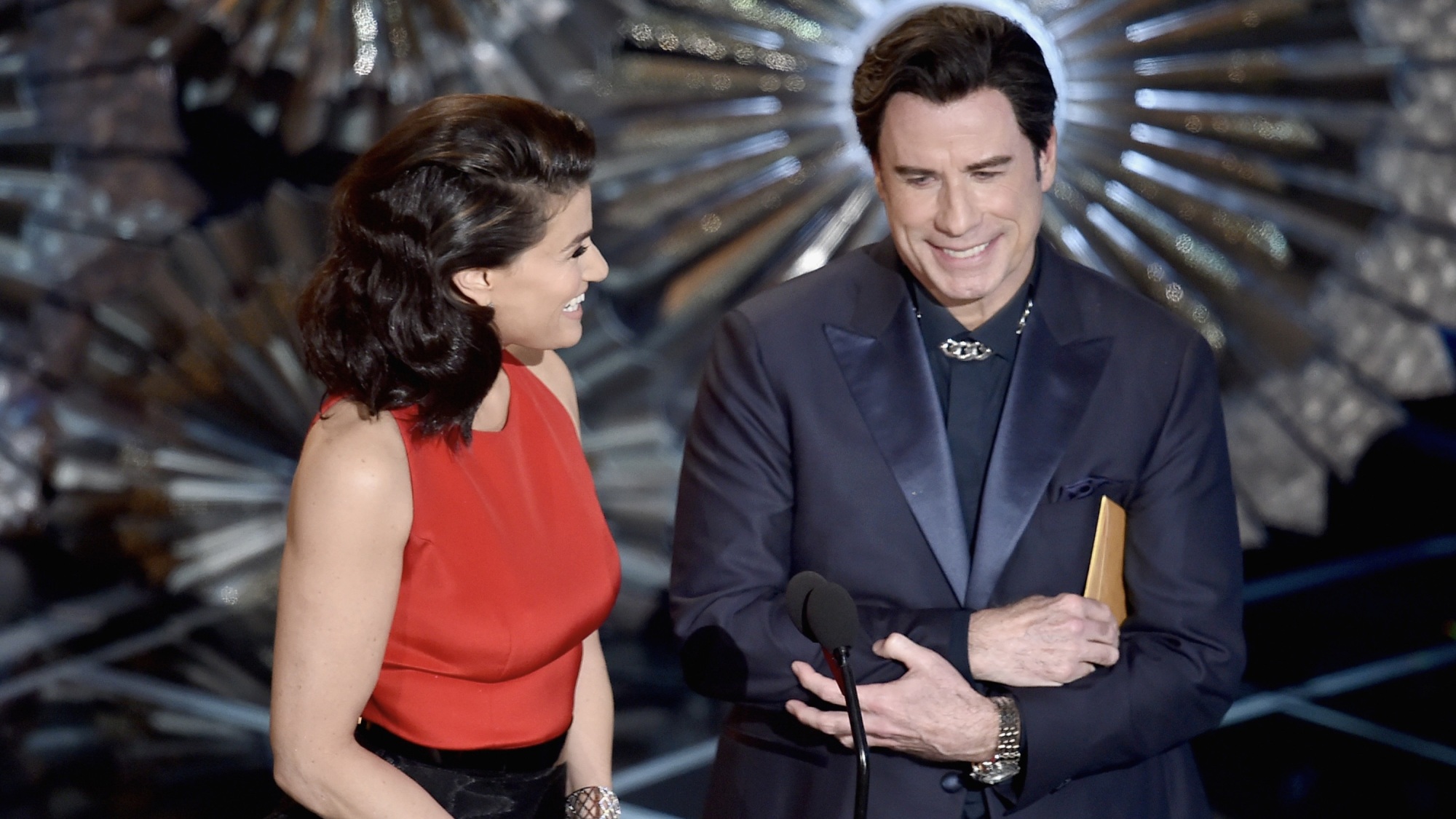 Idina Menzel et John Travolta sur scène aux Oscars.