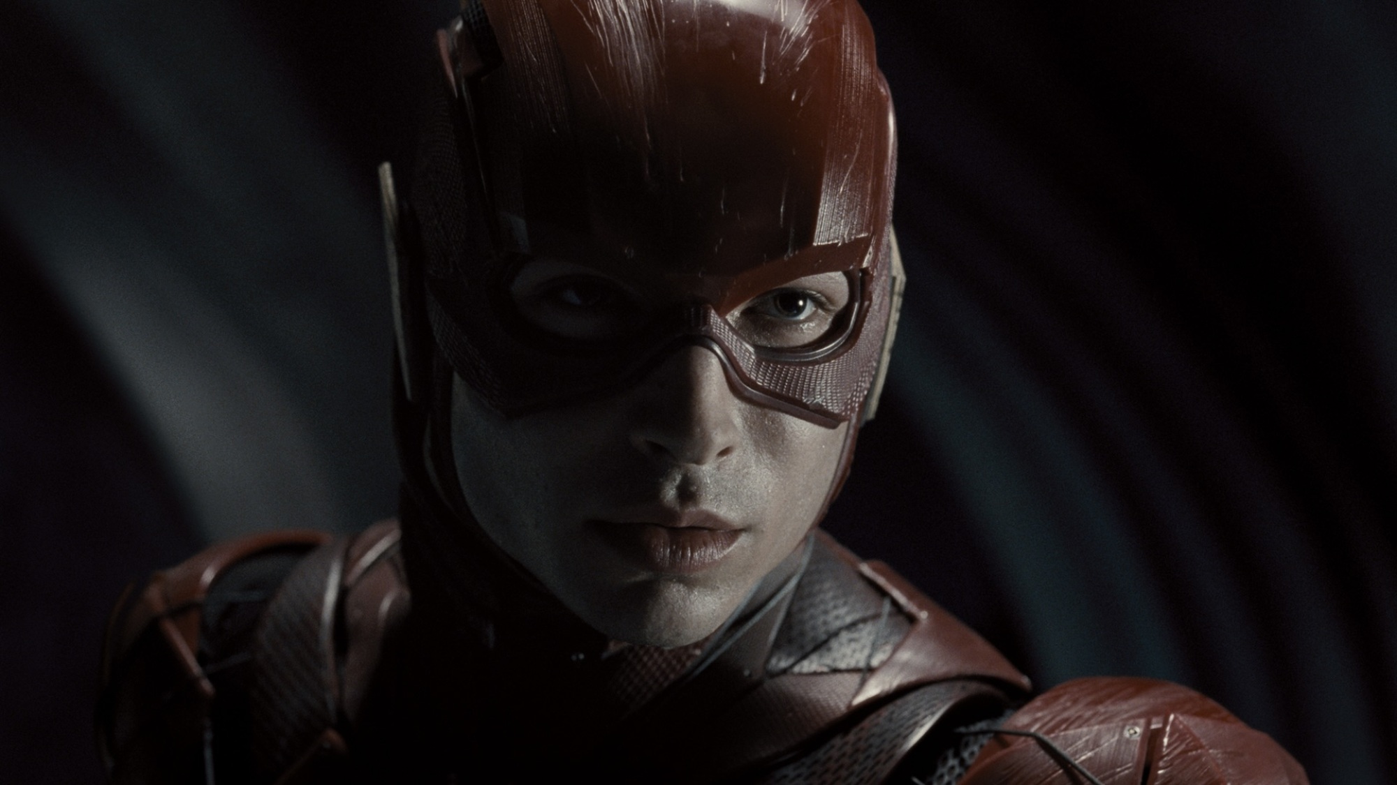 Ezra Miller dans le rôle de Flash dans une super combinaison rouge et or.