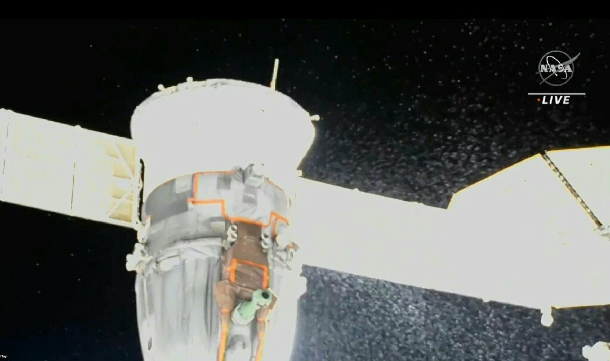 Le vaisseau spatial Soyouz laisse échapper du liquide de refroidissement dans l'espace