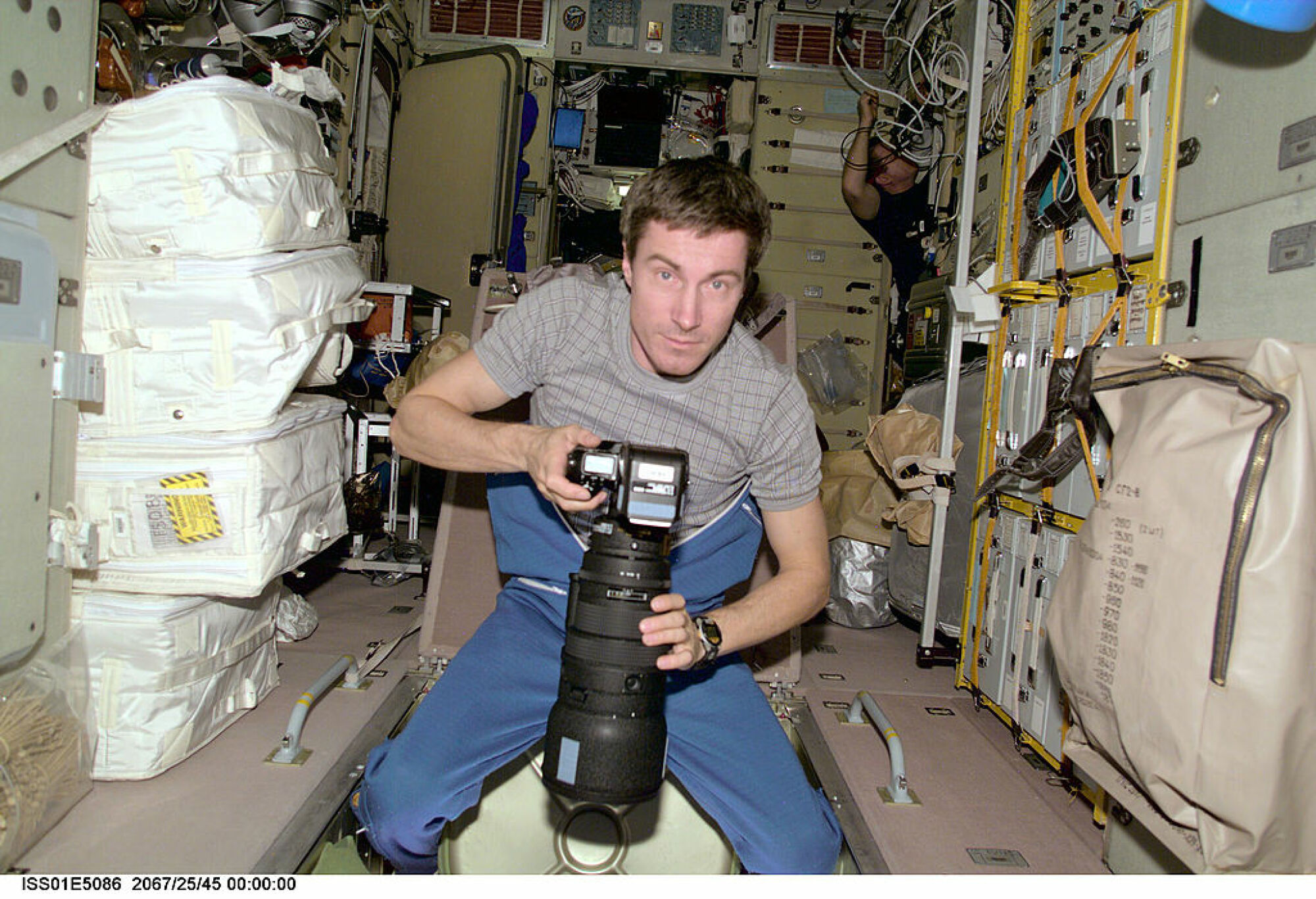 Le cosmonaute Sergei Krikalev travaillant dans l'espace