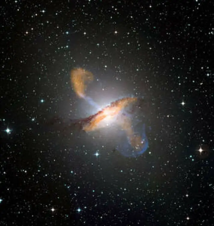 Un trou noir émettant des jets de particules dans l'espace.