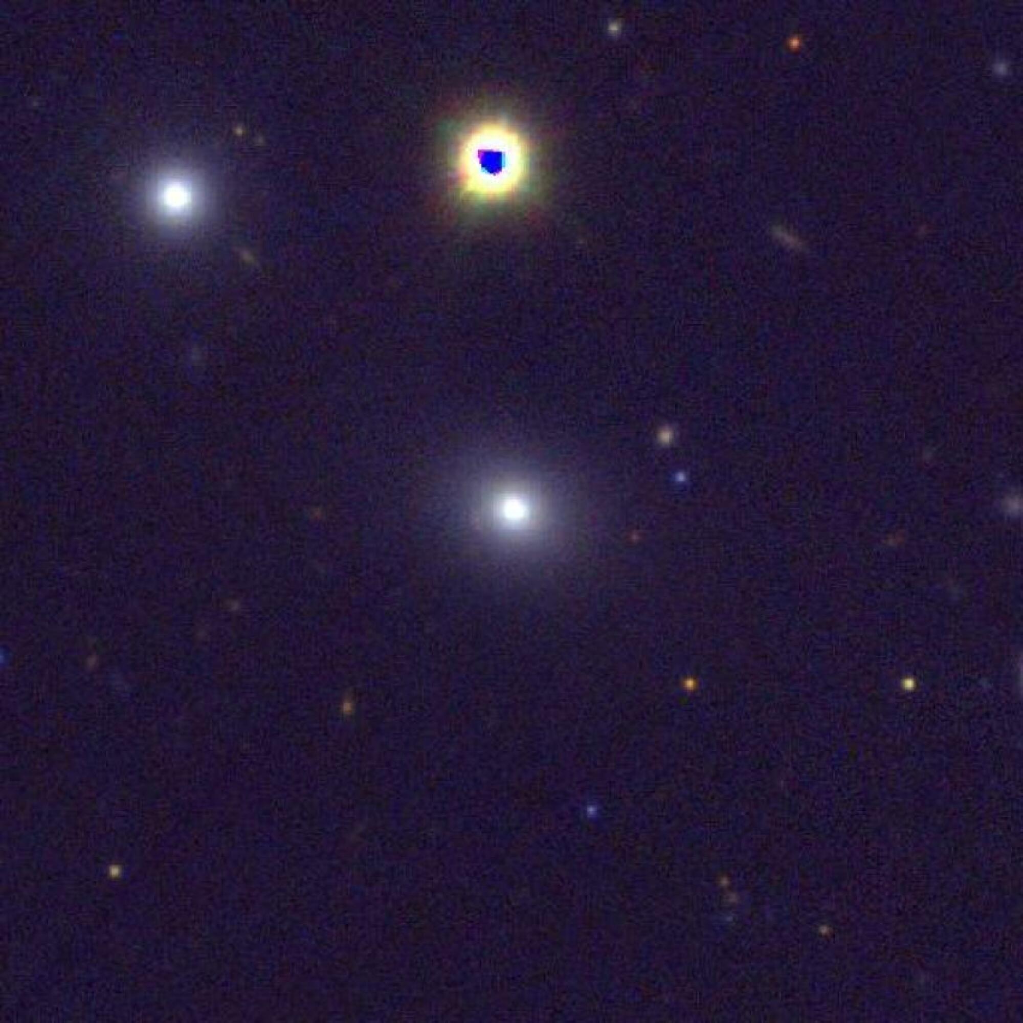 La galaxie PBC J2333.9-2343 est la tache lumineuse au centre de cette image.