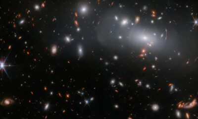 Le télescope Webb voit d'étranges triplés d'amas de galaxies