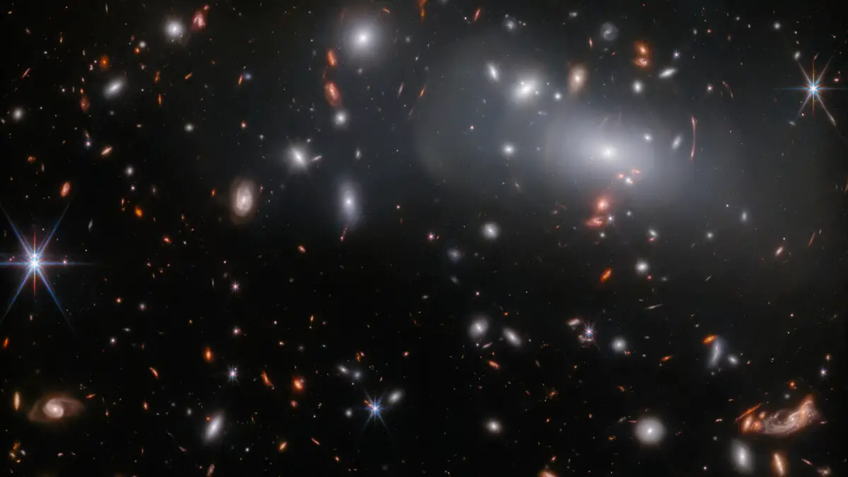 Le télescope Webb voit d'étranges triplés d'amas de galaxies
