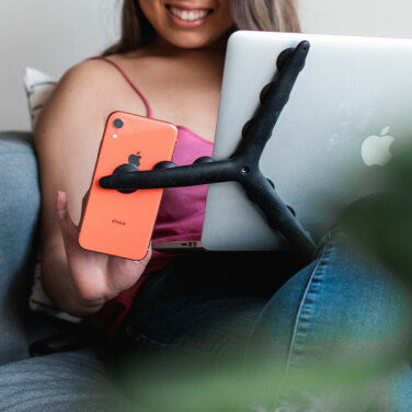 Tenikle tenant un iPhone monté à partir d'un Macbook