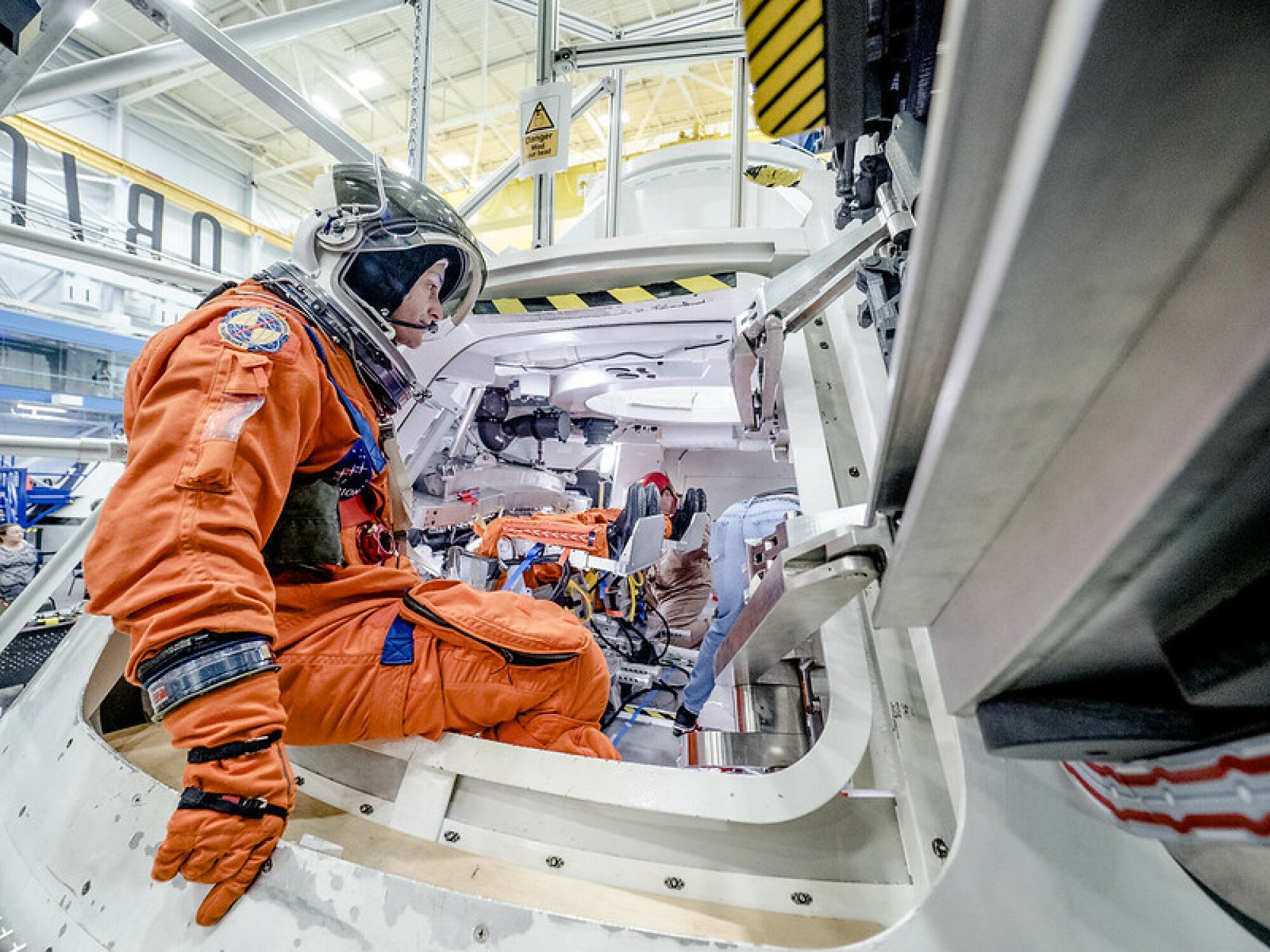 Des astronautes s'entraînent à l'intérieur d'un modèle Orion