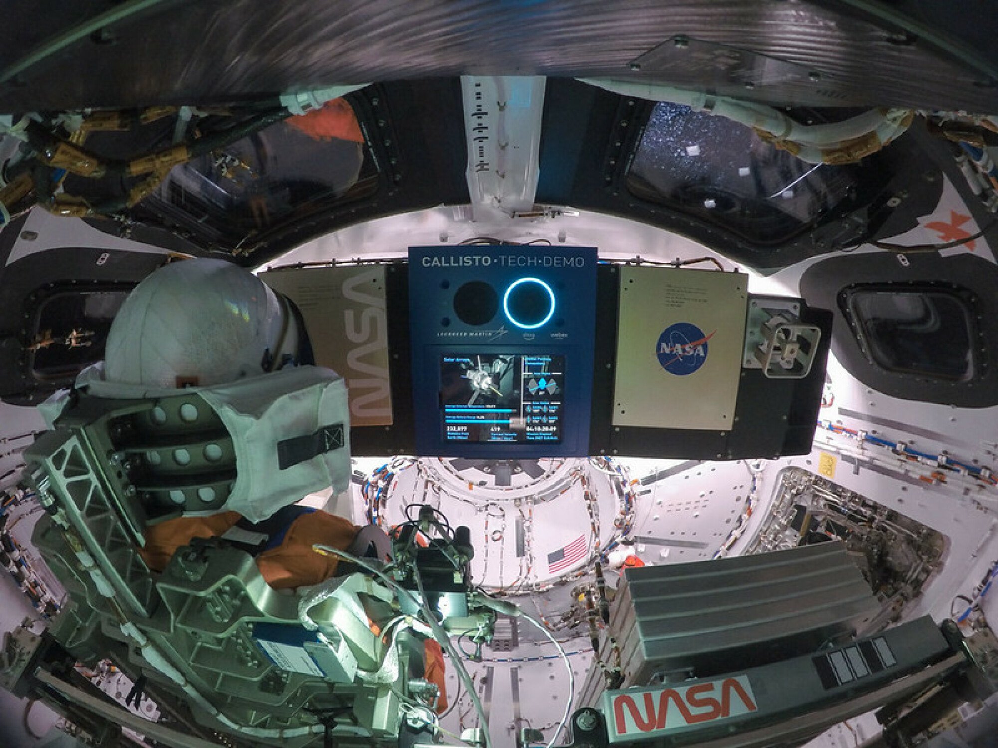Regarder à l'intérieur du cockpit d'Orion