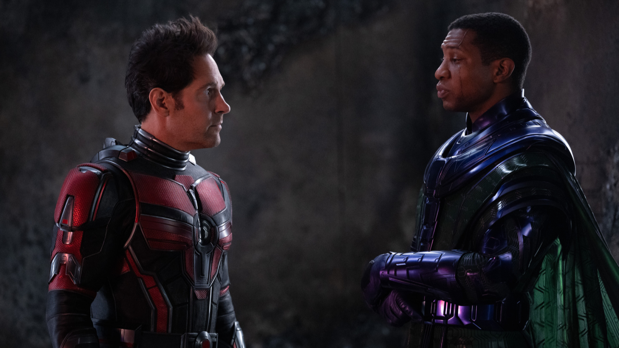 Deux hommes en costumes de super-héros discutent. 