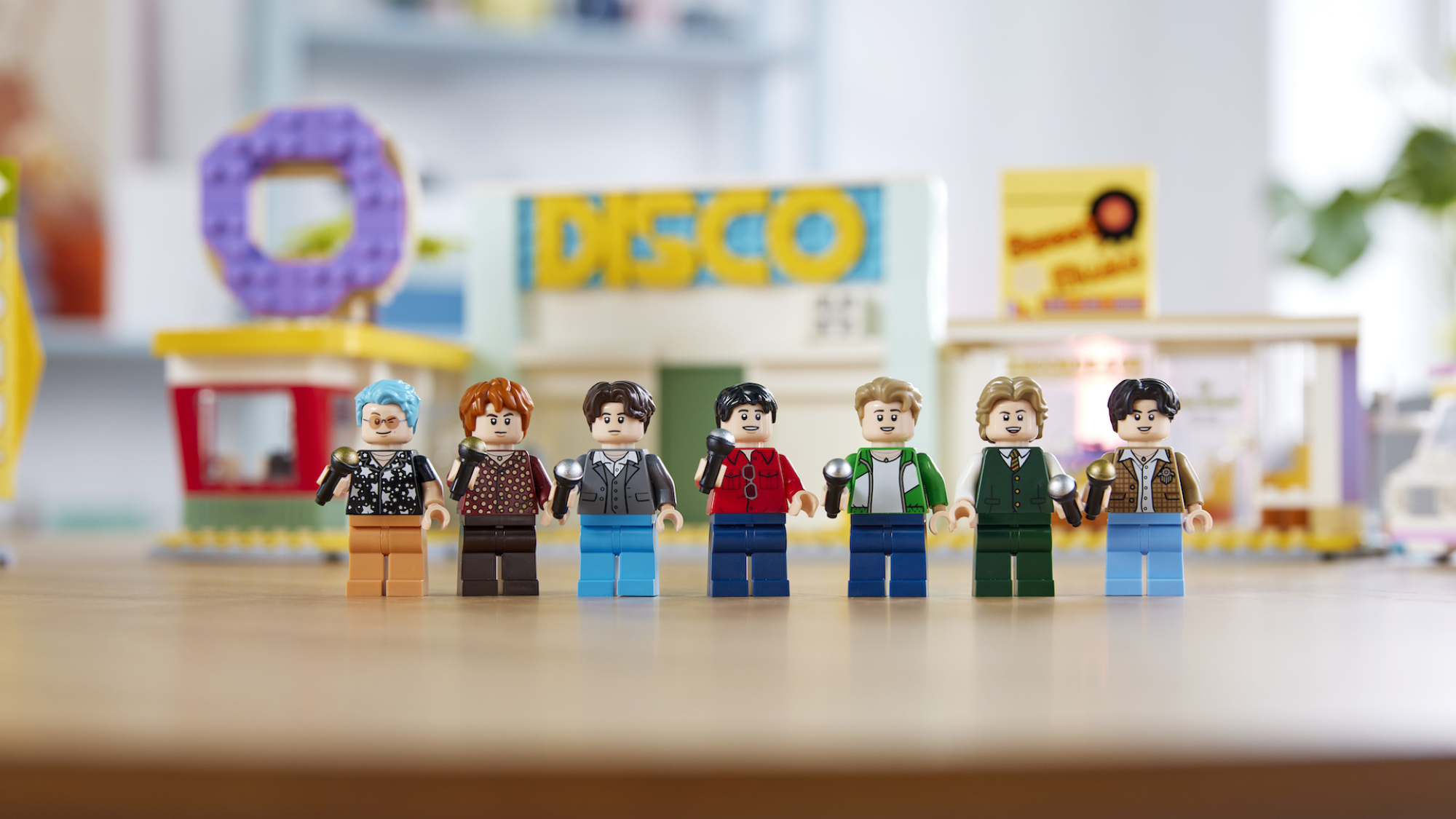 Les membres du BTS en figurines Lego.