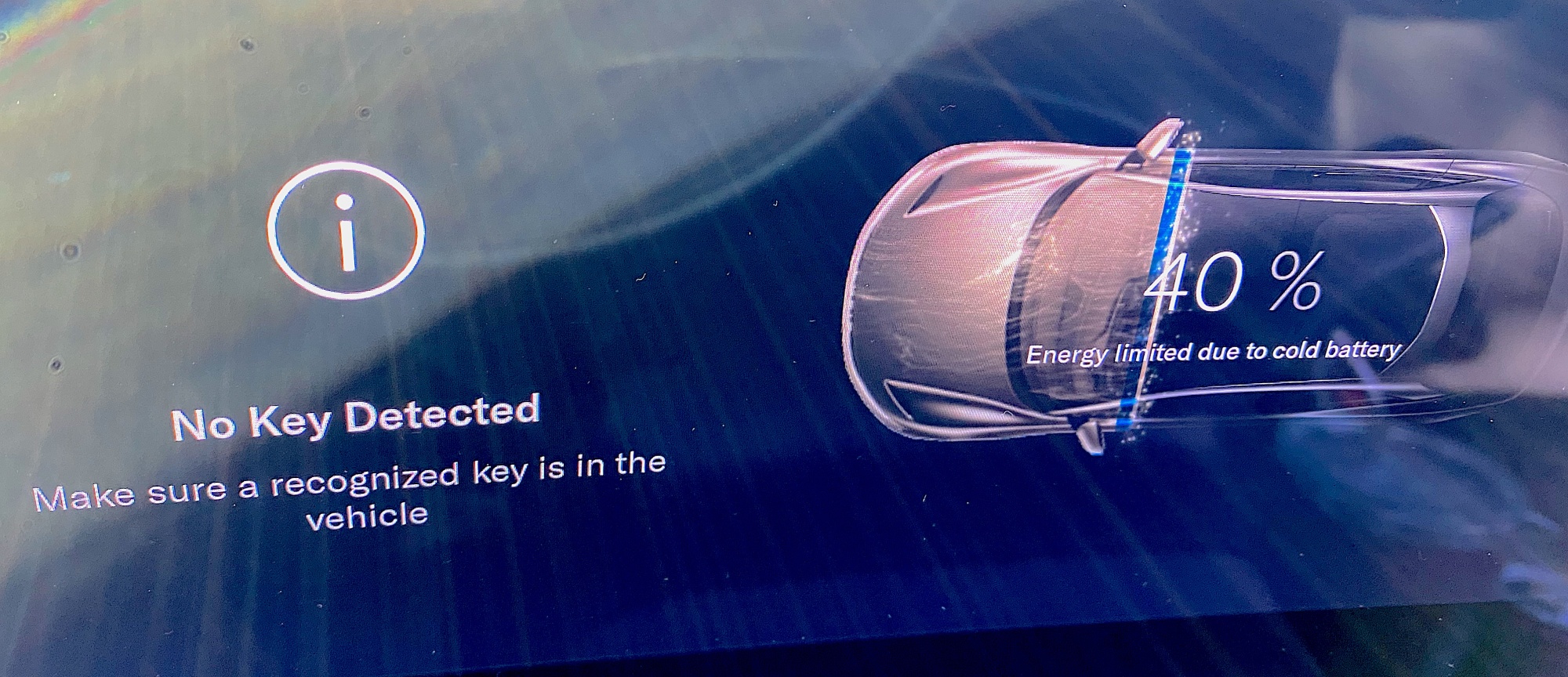 L'écran Lucid Air affichant des messages et un schéma de la voiture. 