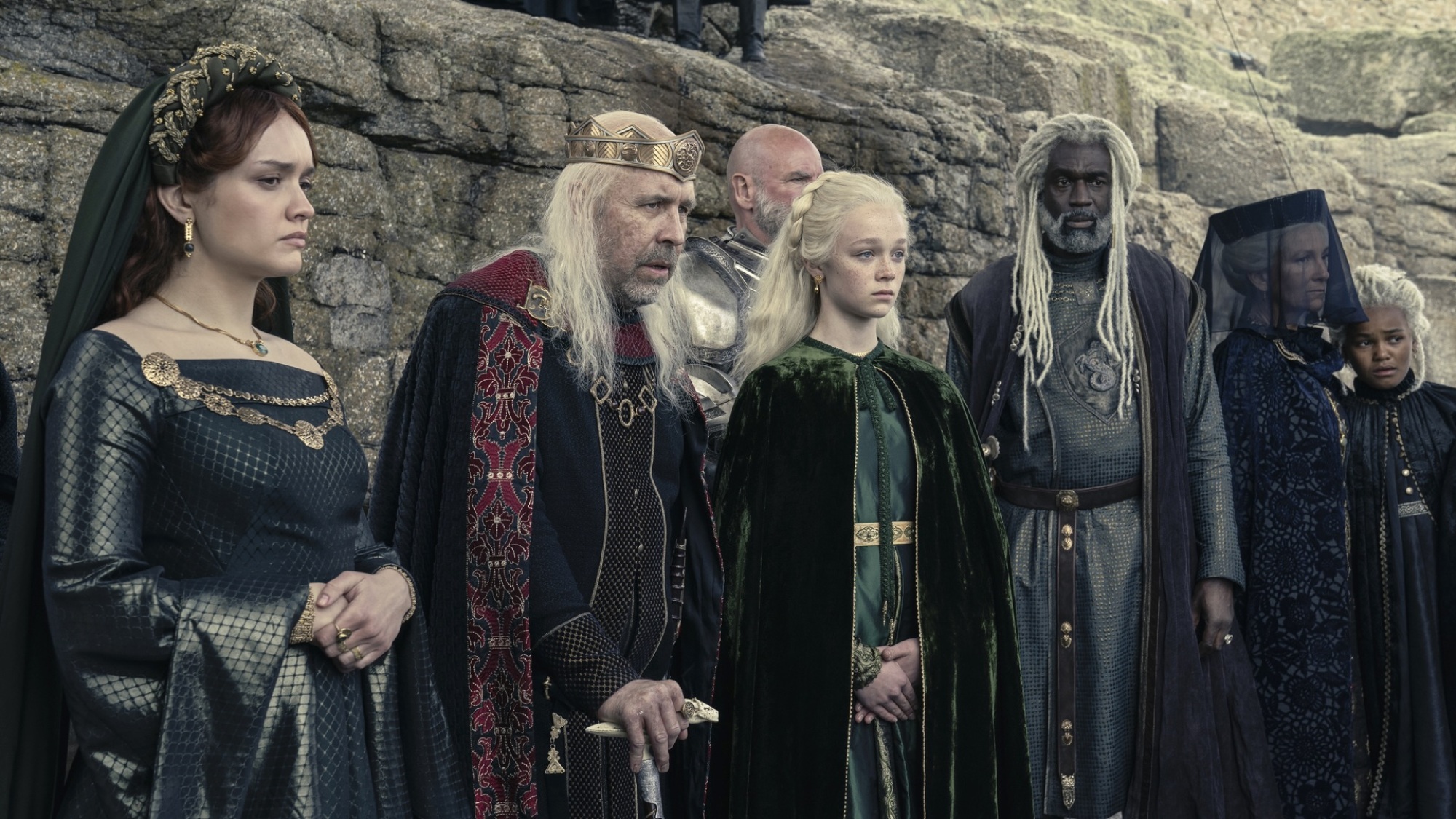 Les familles Targaryen et Velaryon se tiennent ensemble vêtues de vêtements de deuil.