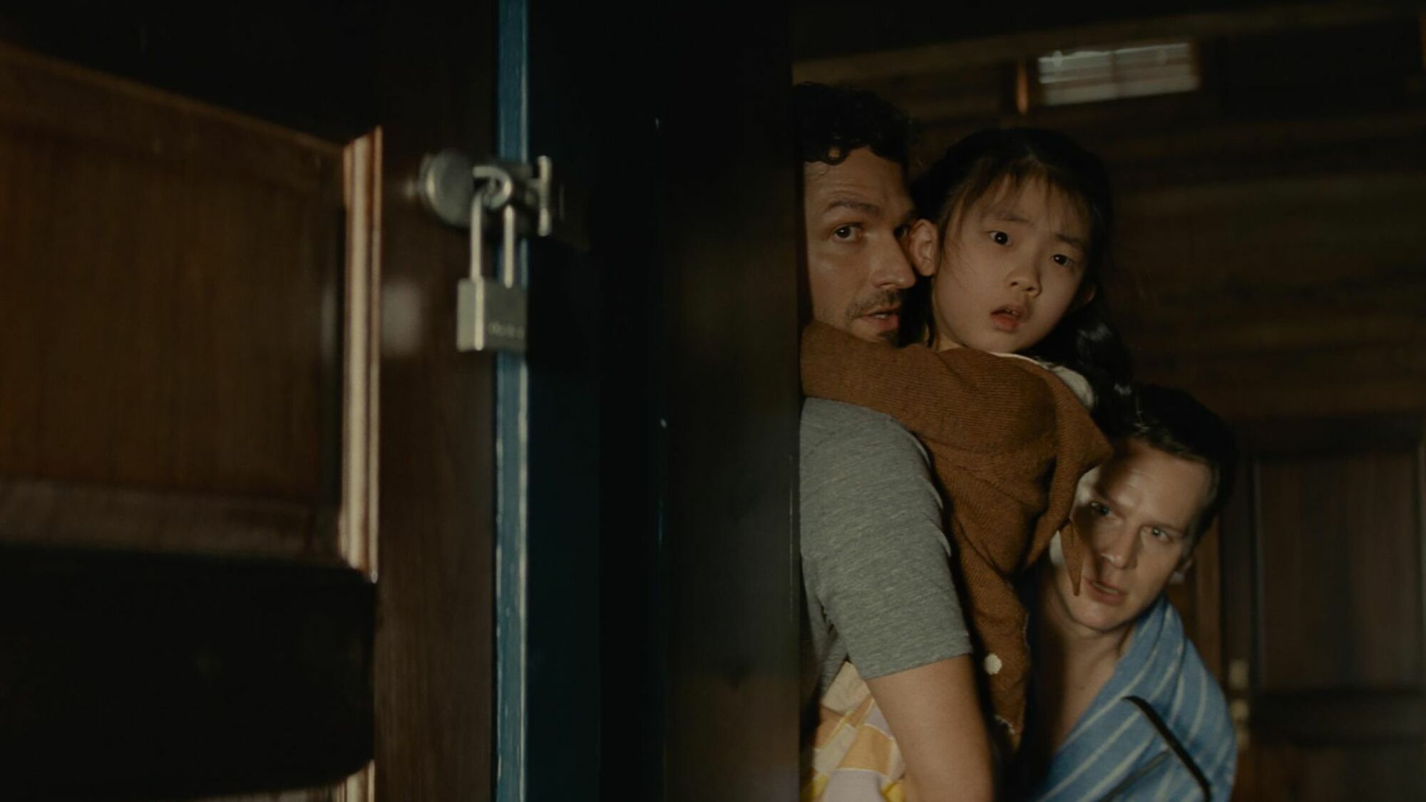 Ben Aldridge, Kristen Cui et Jonathan Groff dans KNOCK AT THE CABIN, réalisé et co-écrit par M. Night Shyamalan.