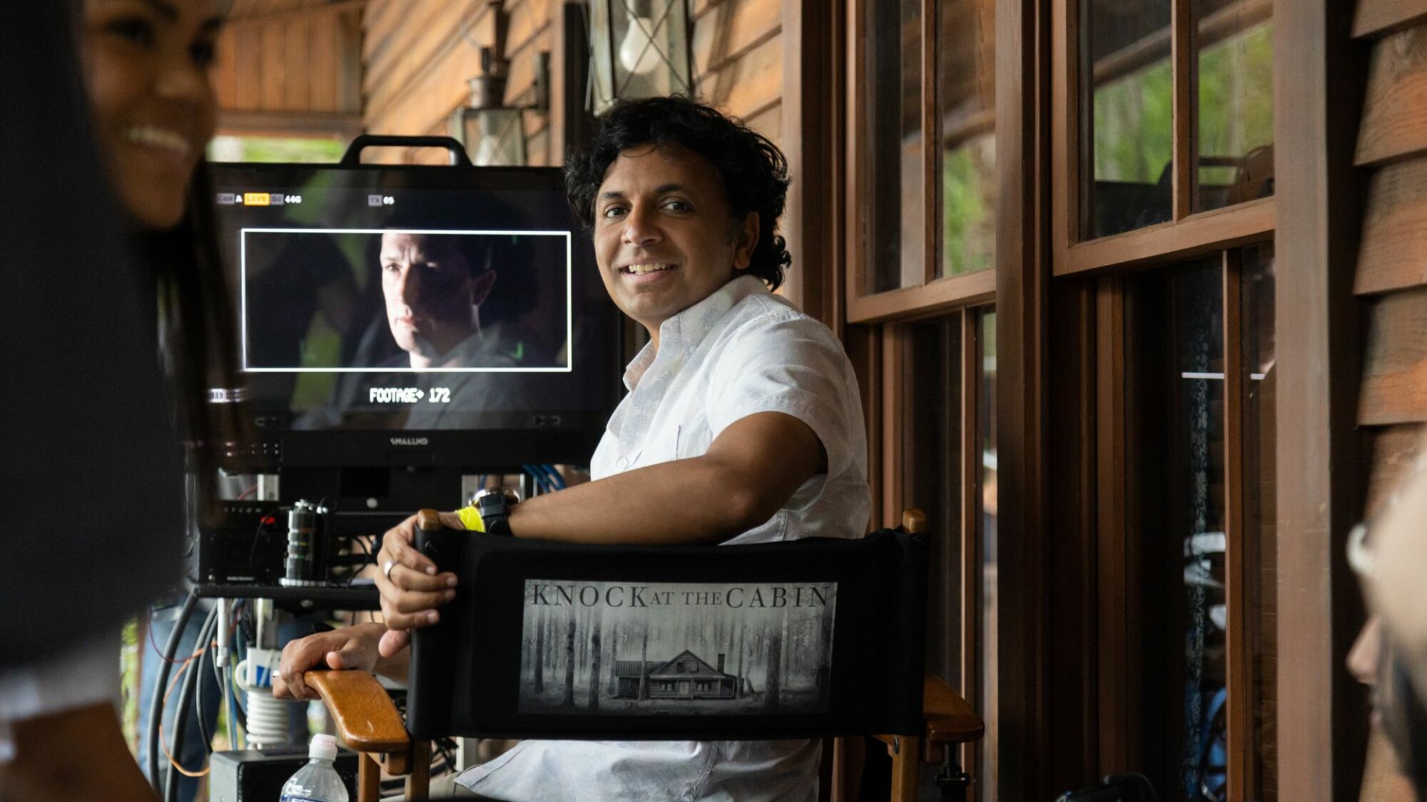 Réalisateur et co-scénariste M. Night Shyamalan sur le tournage de son film KNOCK AT THE CABIN
