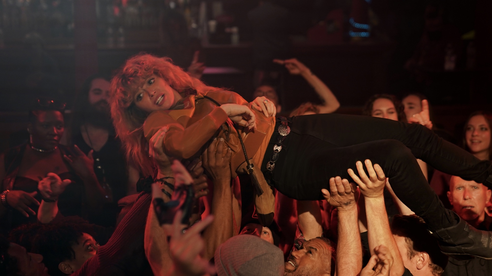 Charlie Cale fait du crowdsurfing lors d'un concert de rock