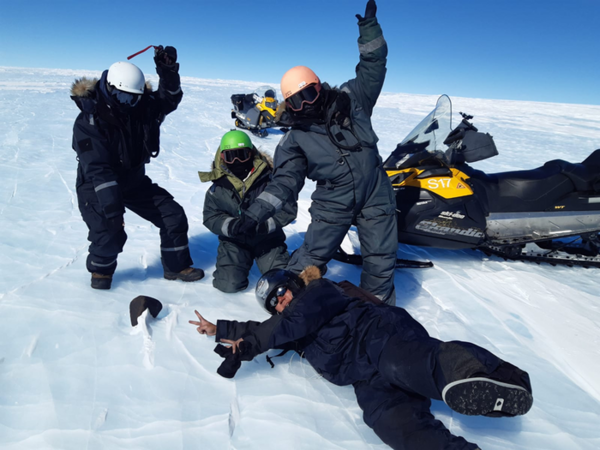Des scientifiques exhibant une météorite géante en Antarctique