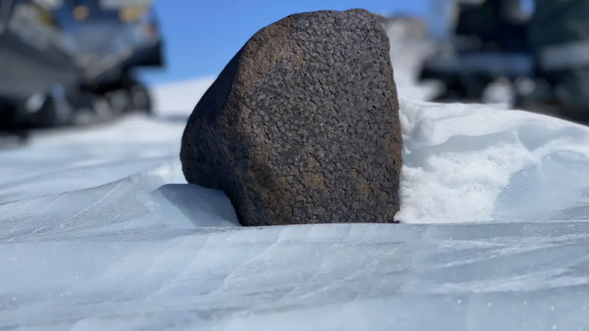 Des scientifiques découvrent une météorite massive en Antarctique plus lourde que la plupart des boules de bowling