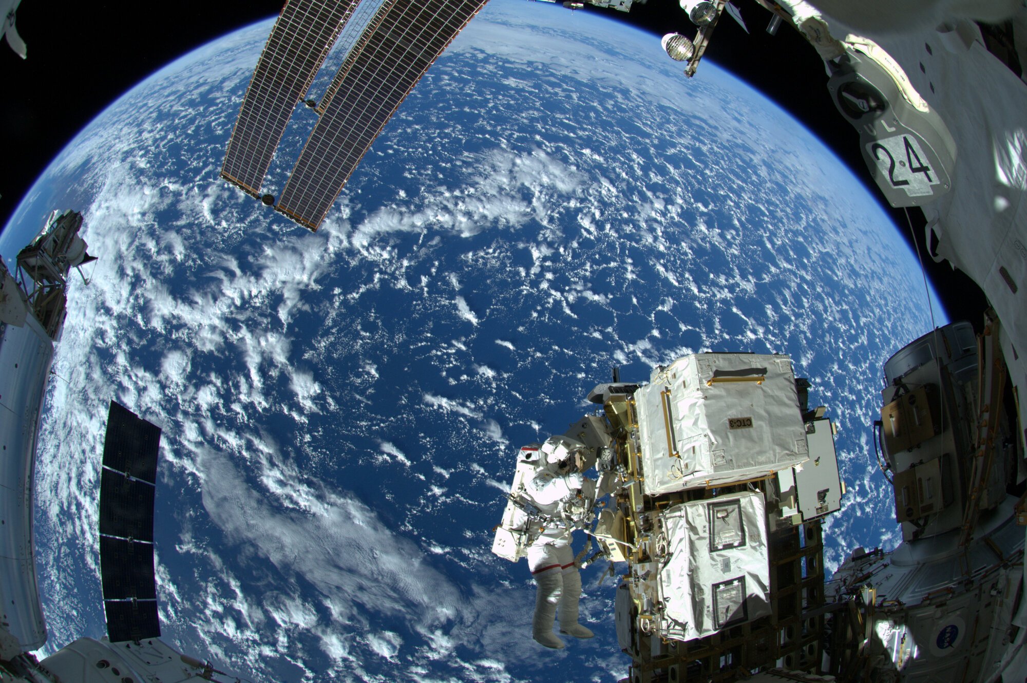 Reid Wiseman en sortie dans l'espace en 2014