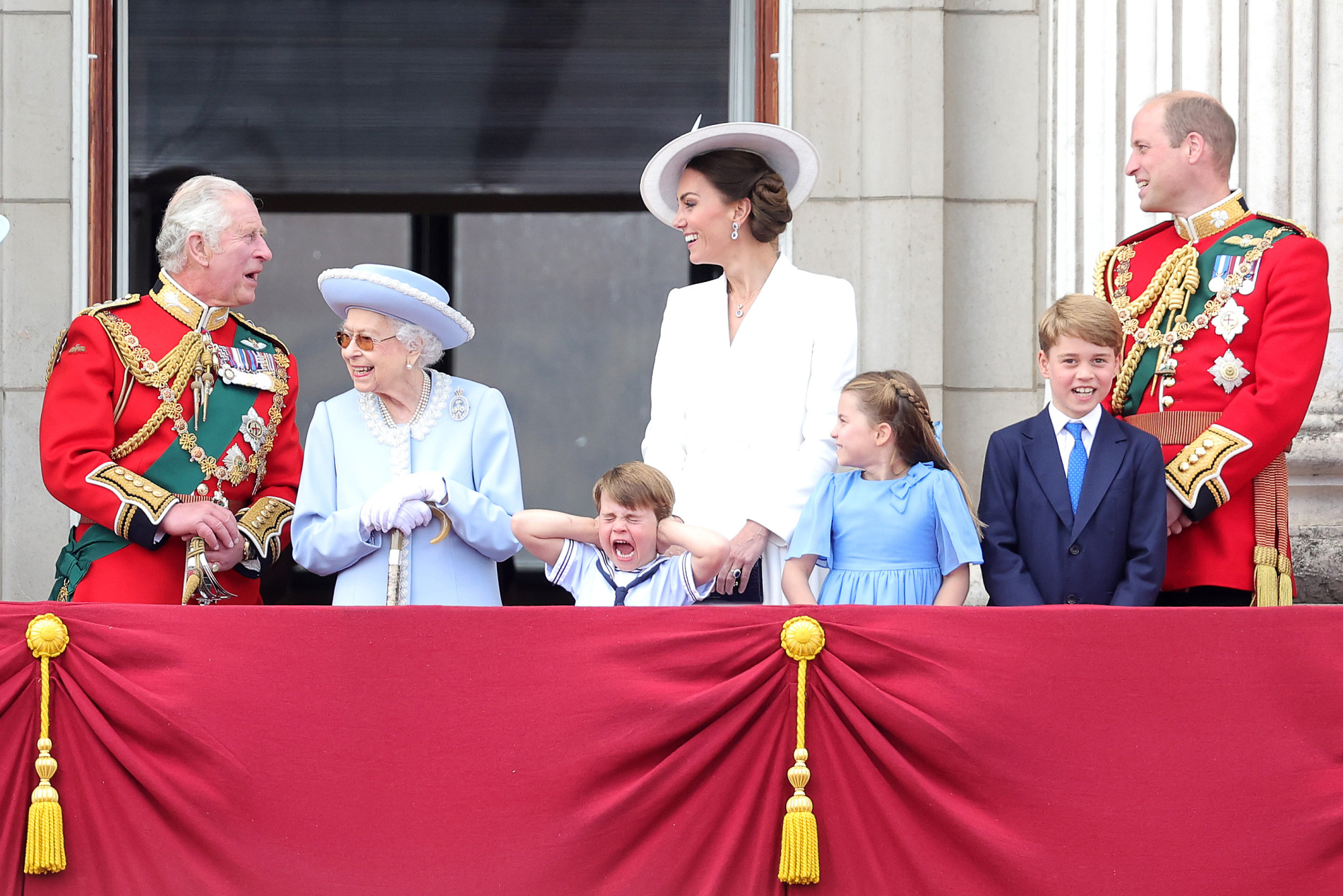 La reine Elizabeth II sourit sur le balcon du palais de Buckingham pendant Trooping the Colour.