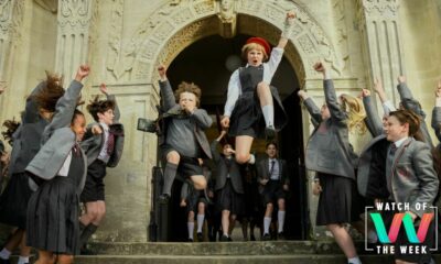 Critique de 'Matilda the Musical': Comment l'adaptation West End de Netflix se compare-t-elle au film bien-aimé des années 90