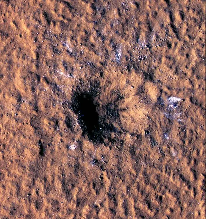 Un grand cratère sur Mars créé par un impact météoroïde.