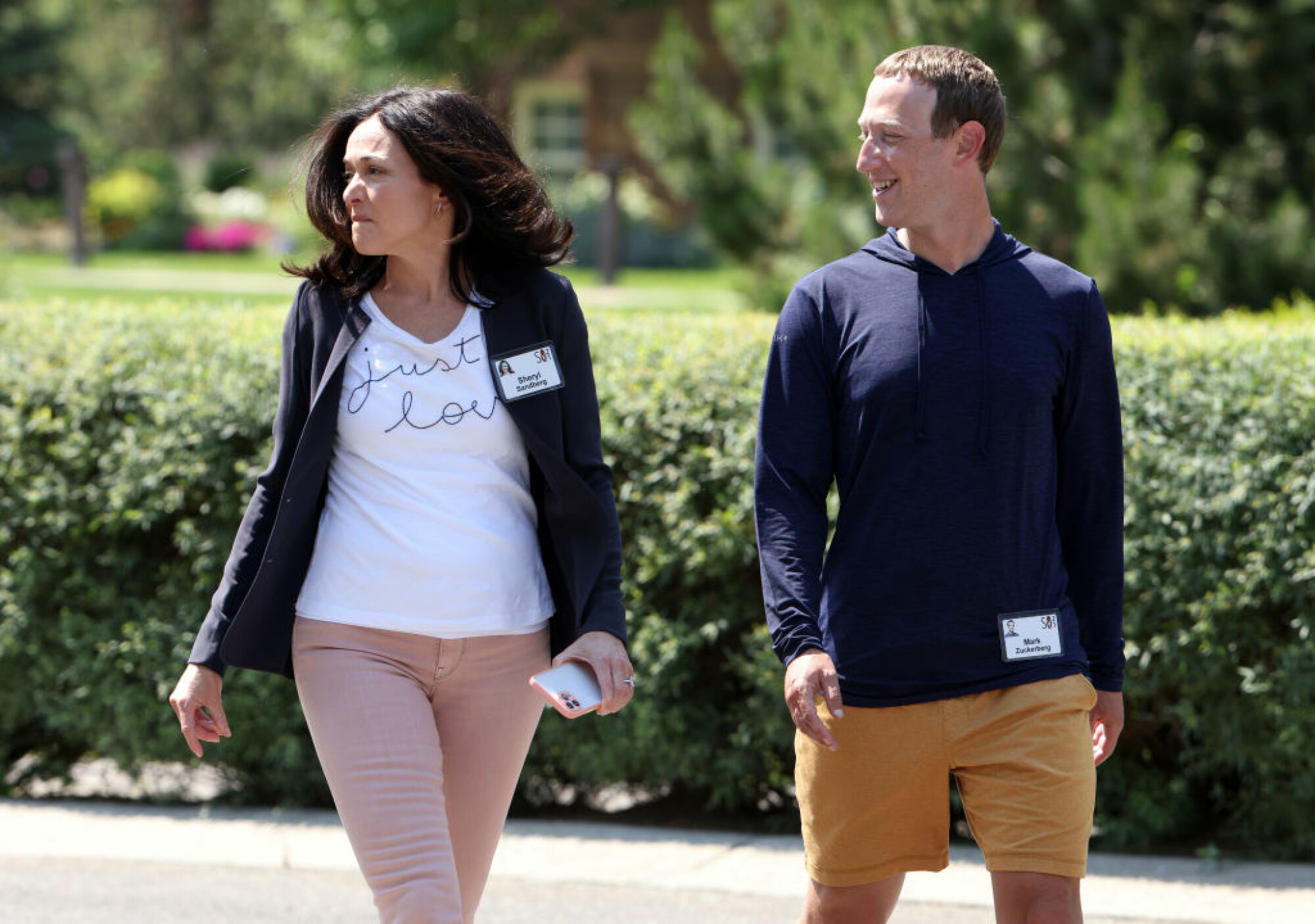 Sheryl Sandberg et Mark Zuckerberg marchant ensemble