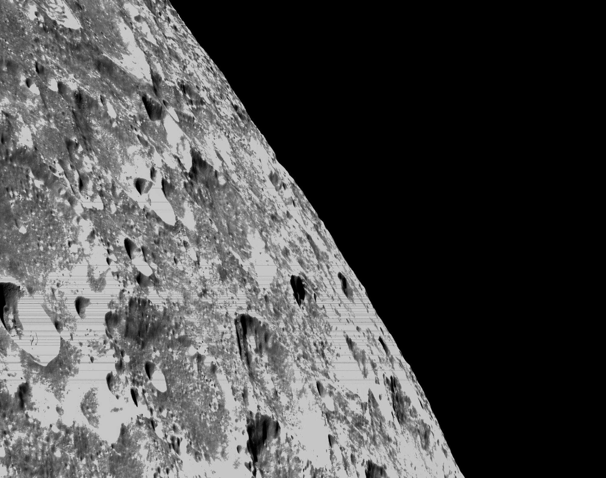 Cratères sur la surface lunaire avec un espace noir en arrière-plan