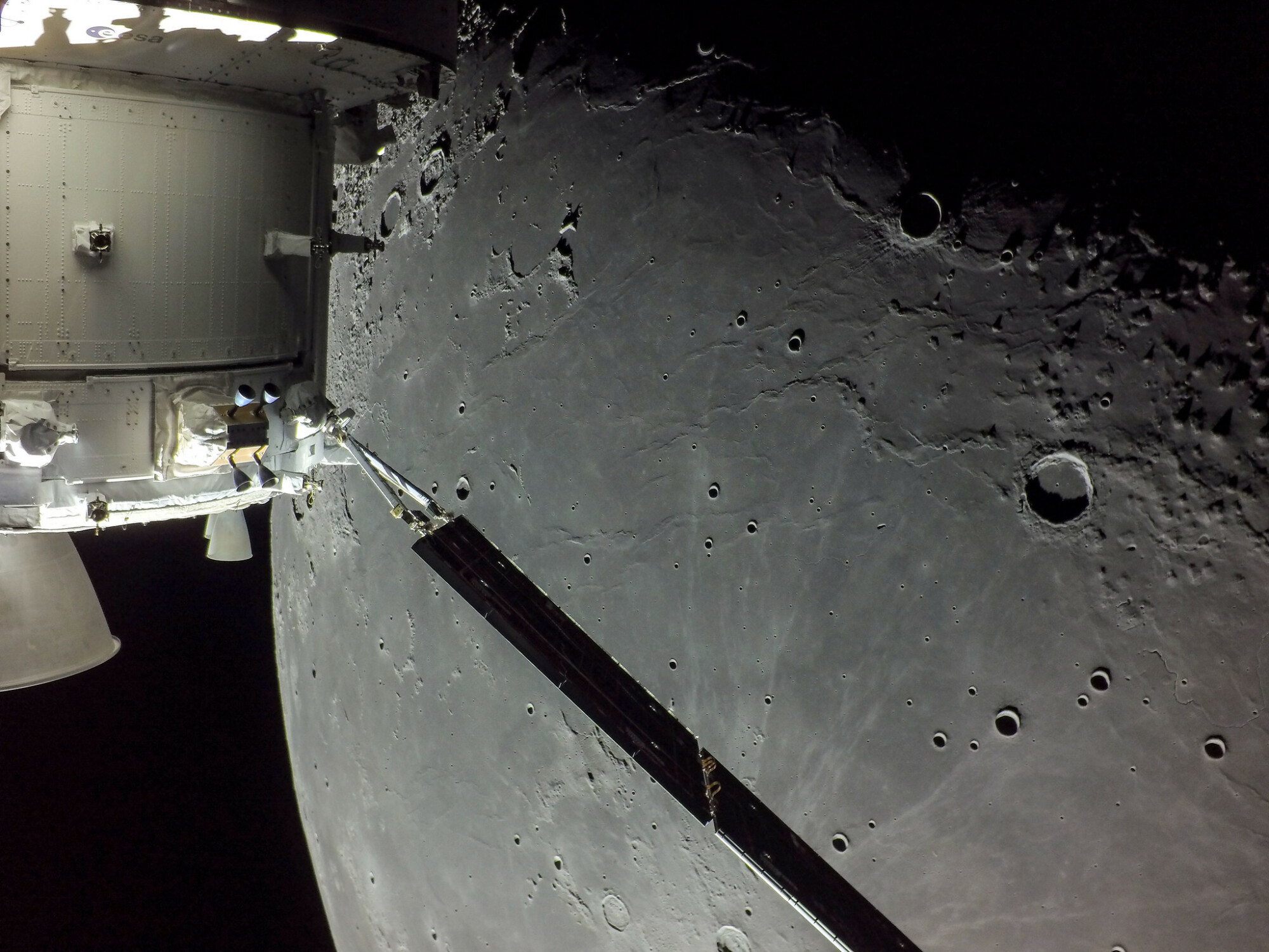 Le panneau solaire du vaisseau spatial Orion devant la lune