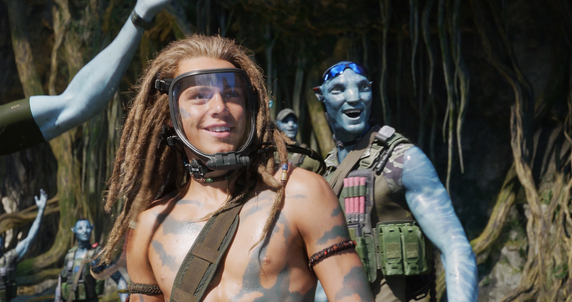 Un humain portant un masque à oxygène et un extraterrestre Na'vi bleu.