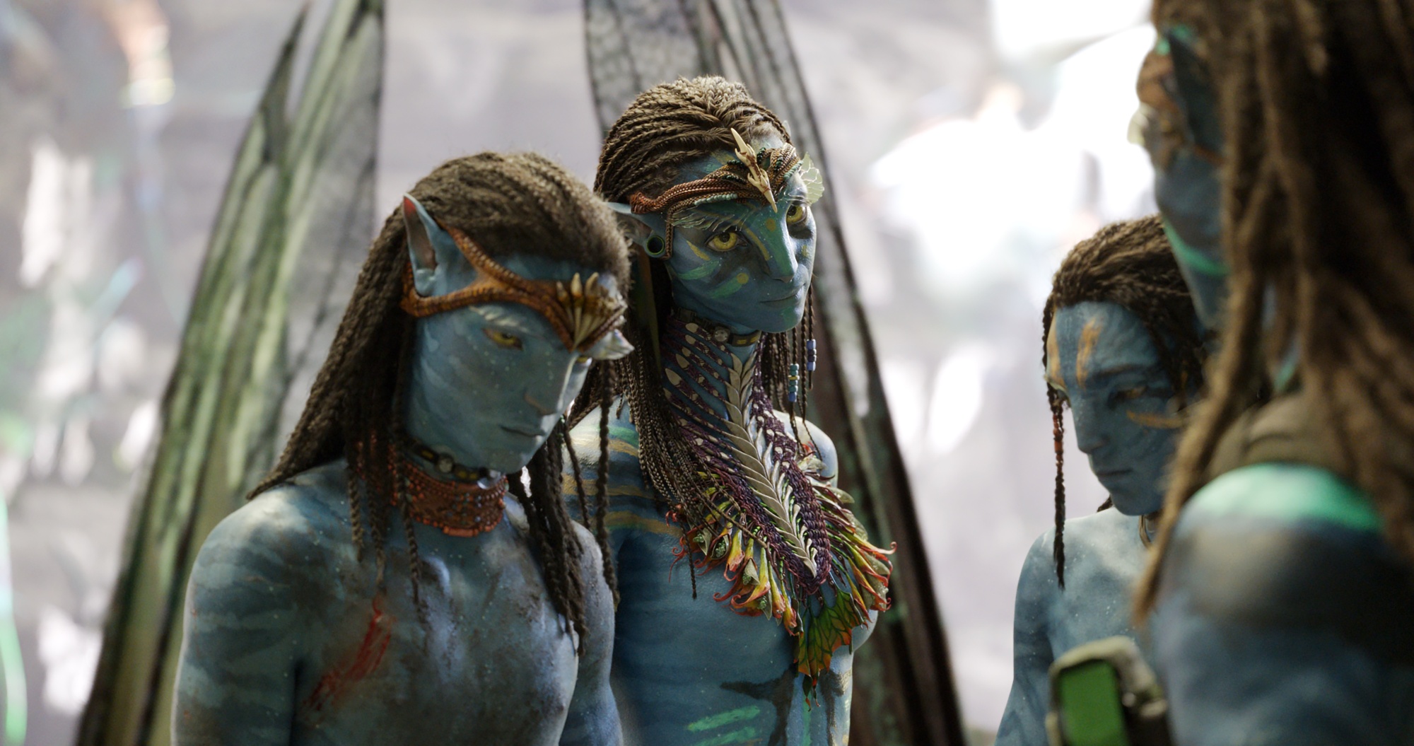 Quatre extraterrestres Na'vi bleus.