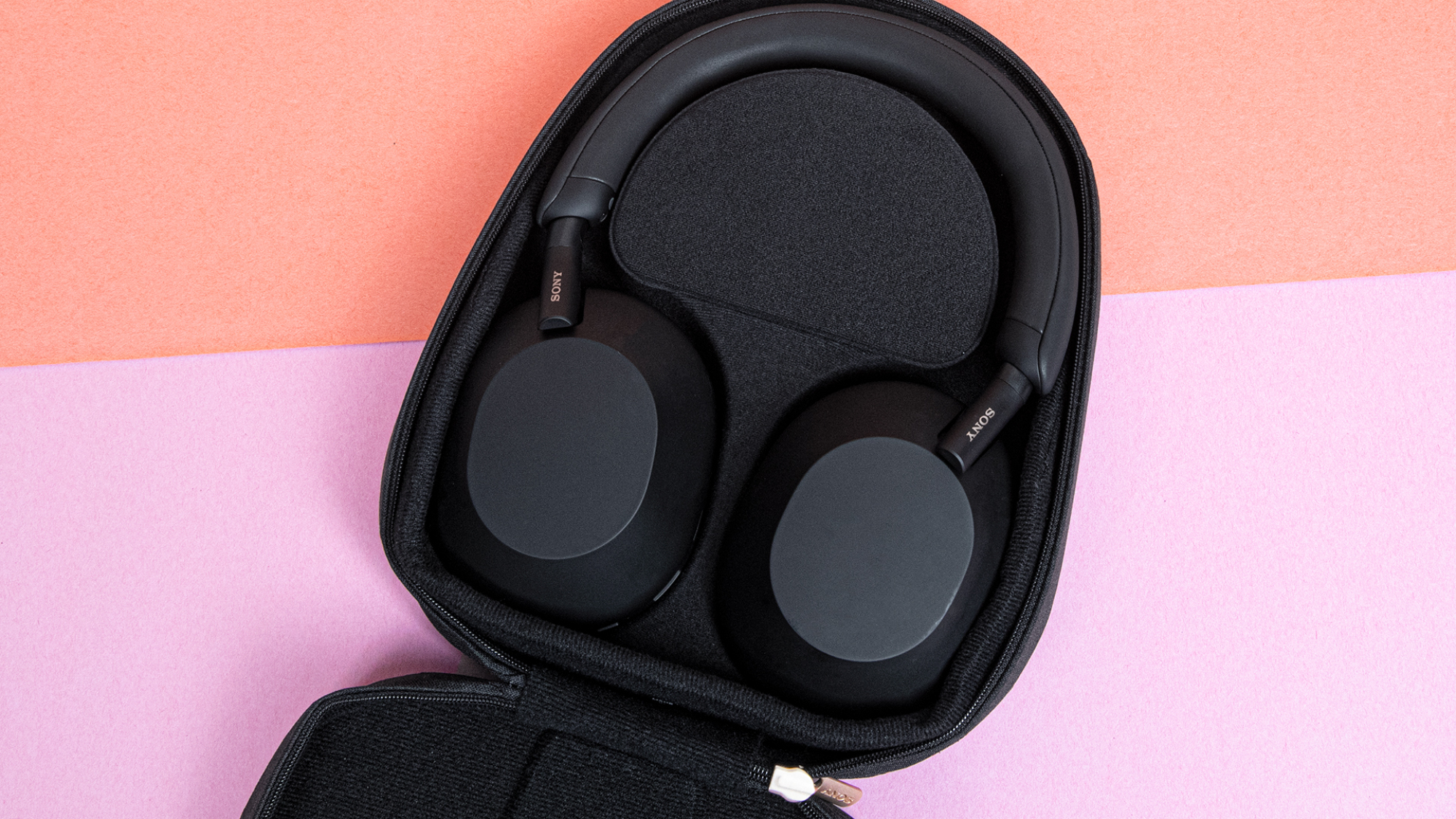 Casque Sony WH-1000XM5 dans une mallette de transport