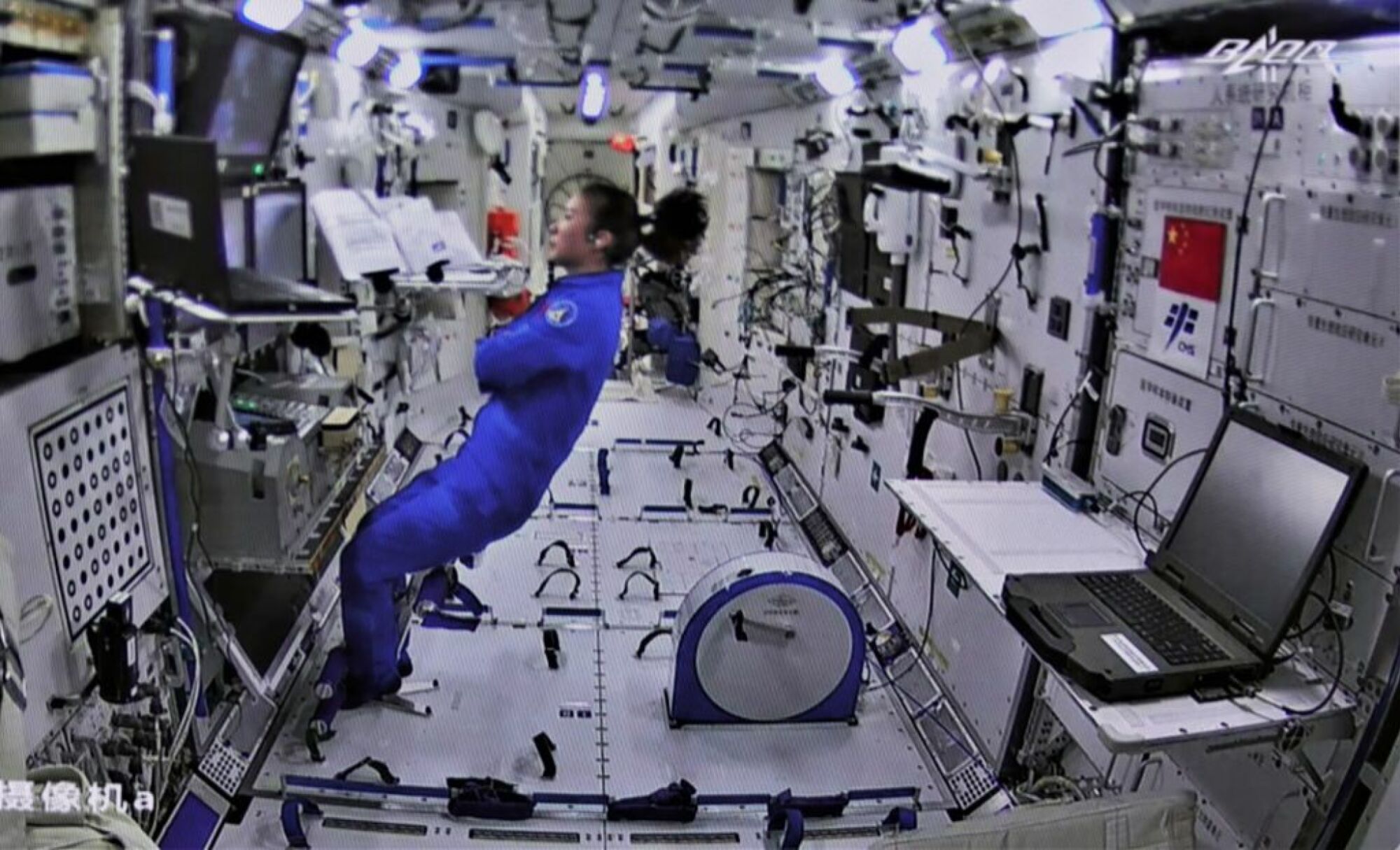 Des taïkonautes travaillent à l'intérieur de la station spatiale chinoise
