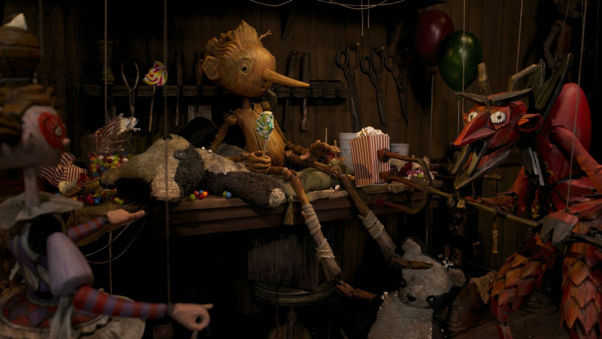 Pinocchio est assis avec des marionnettes