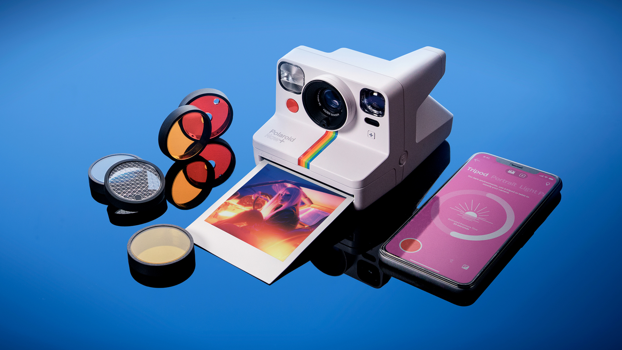 Polaroid Now+ présenté avec tous ses accessoires