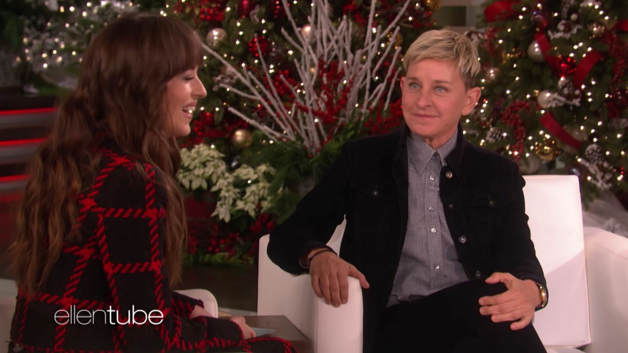 Dakota Johnson et Ellen DeGeneres dans le talk-show de cette dernière. 