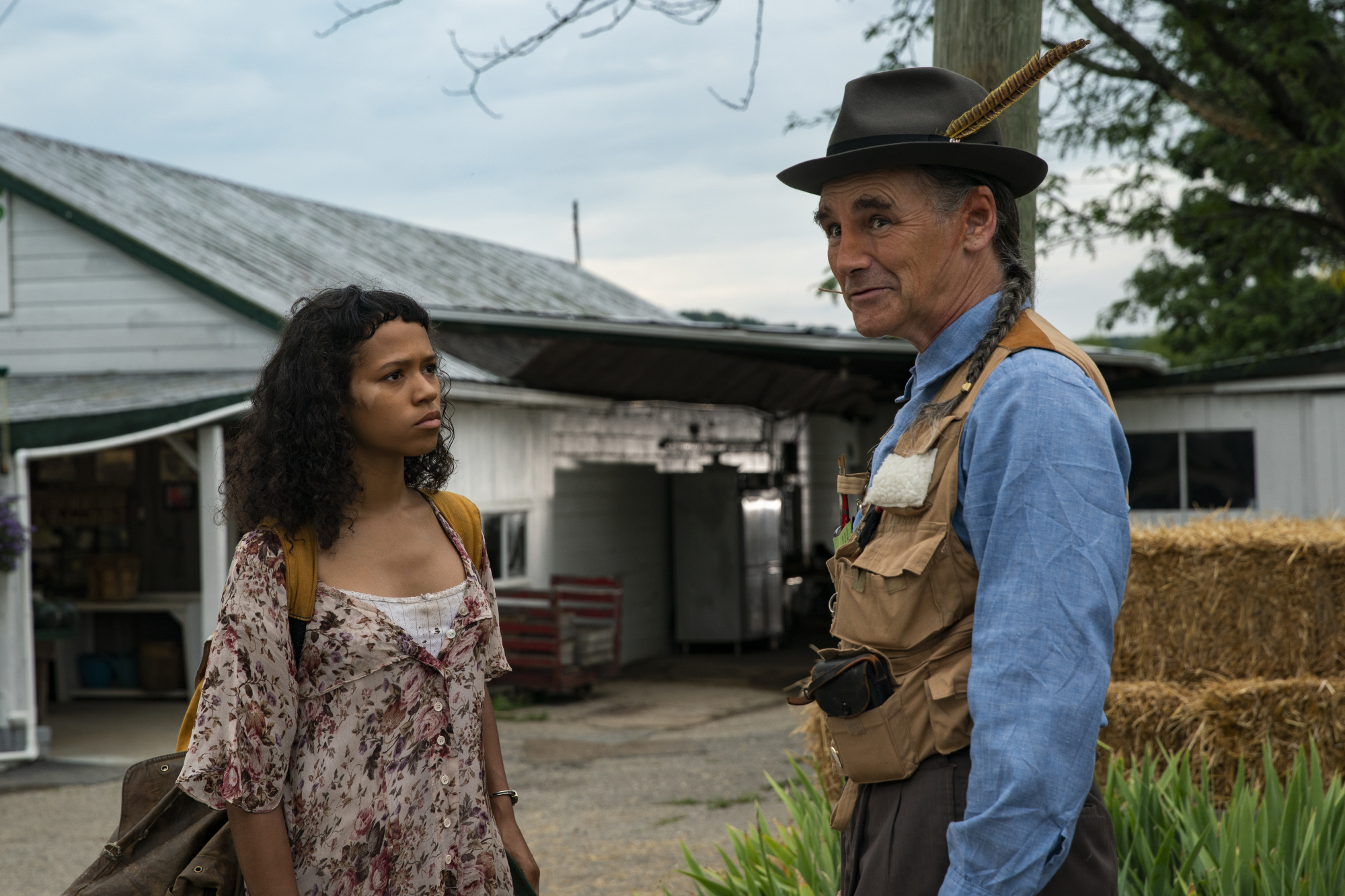 Taylor Russell comme Maren et Mark Rylance comme Sully dans BONES AND ALL, réalisé par Luca Guadagnino. 