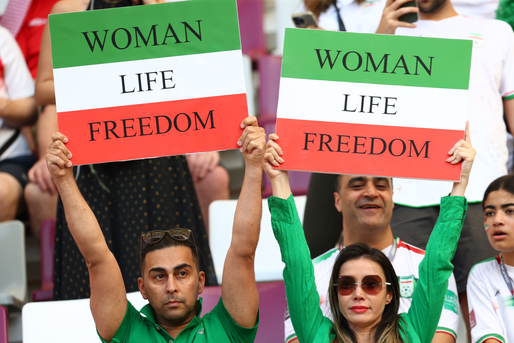 Des supporters iraniens tiennent des pancartes dans les tribunes avant la Coupe du Monde de la FIFA, Qatar 2022.